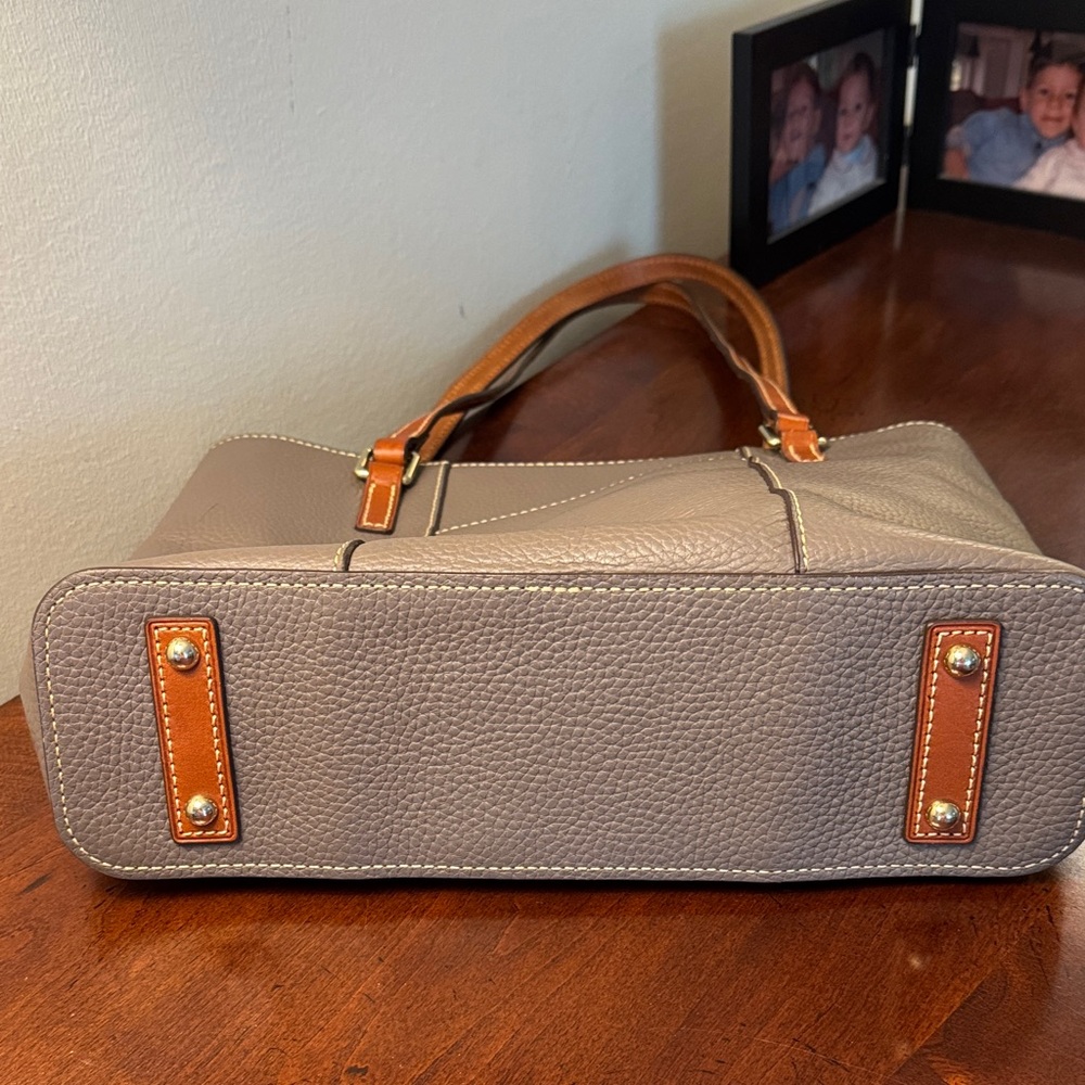 Dooney & Bourke Grey Pebble Grain Leather Tote brown straps w/zipper - Picture 11 of 14